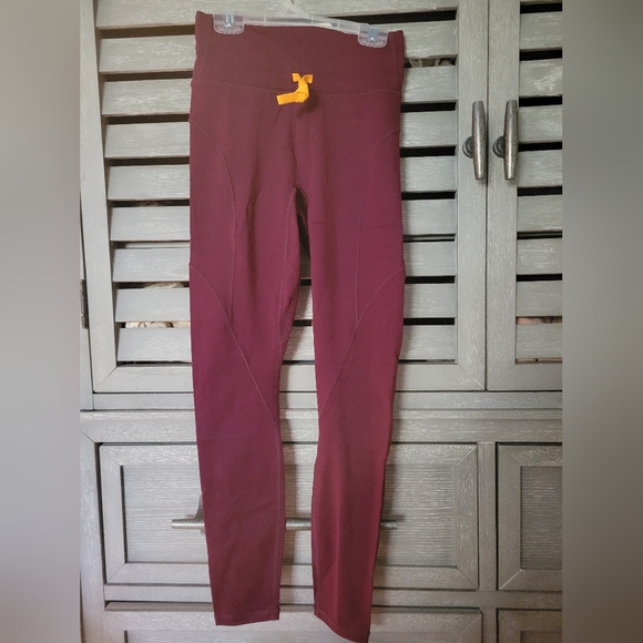NWT Fabletics High-Waisted Motion365® Paneled Legging Burgundy/Golden XS Short - Picture 2 of 8